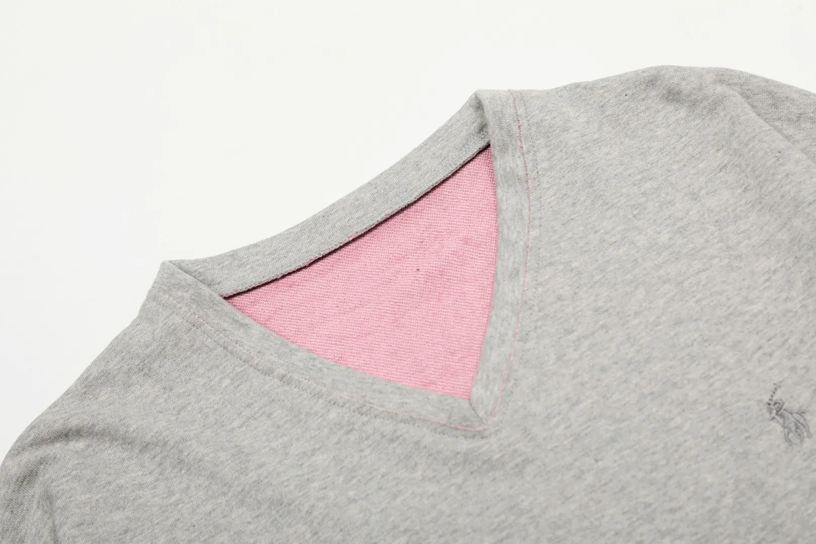 🅿️210 "Top Quality" Style No.: T5011# [Ralph Lauren dual-color pony embroidered logo couple V-neck sweatshirt] ✅Ralph Lauren classic two-color stitching contrasting V-neck terry sweatshirt ✅The version is restored to the original version. The maximum size can be worn up to 170 pounds. Loose, comfortable and stress-free. ✅The upper body is simple and easy to wear. ootd must-have style. Good-looking clothes are never too picky. A must-have in a couple’s wardrobe Size: S-L Color: Mi Xing Navy Gray